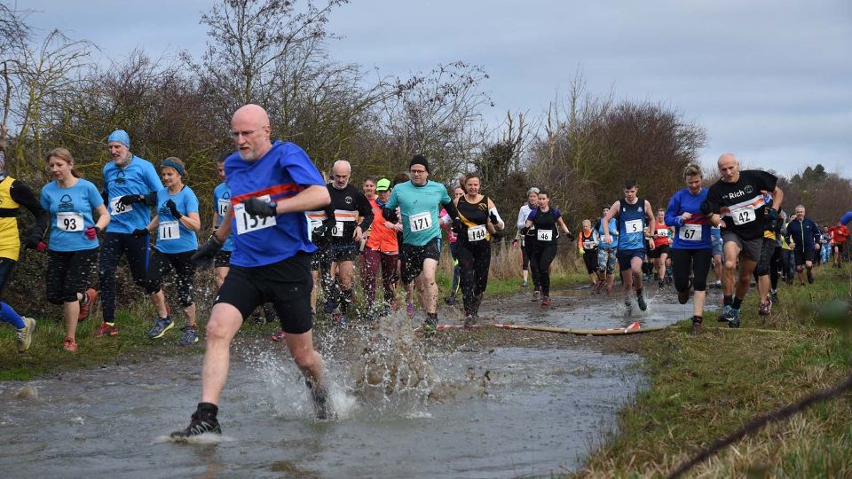 Dodging the puddles at the Fladbury Festive 5