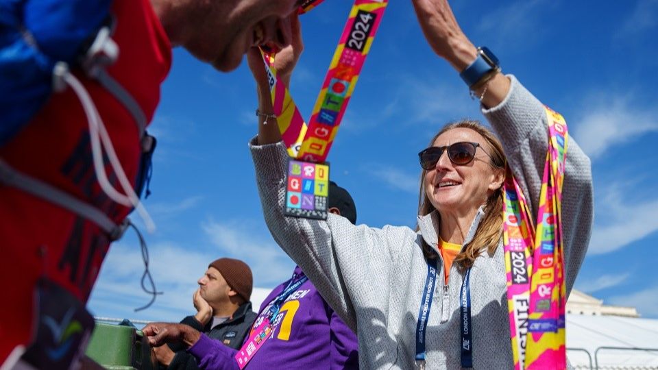 Paula Radcliffe presents Brighton Marathon medals 2024