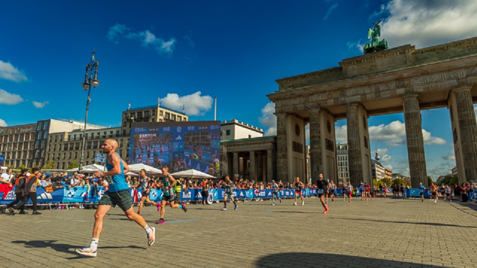 /images/2025/07/bmw-berlin-marathon-finish.jpg