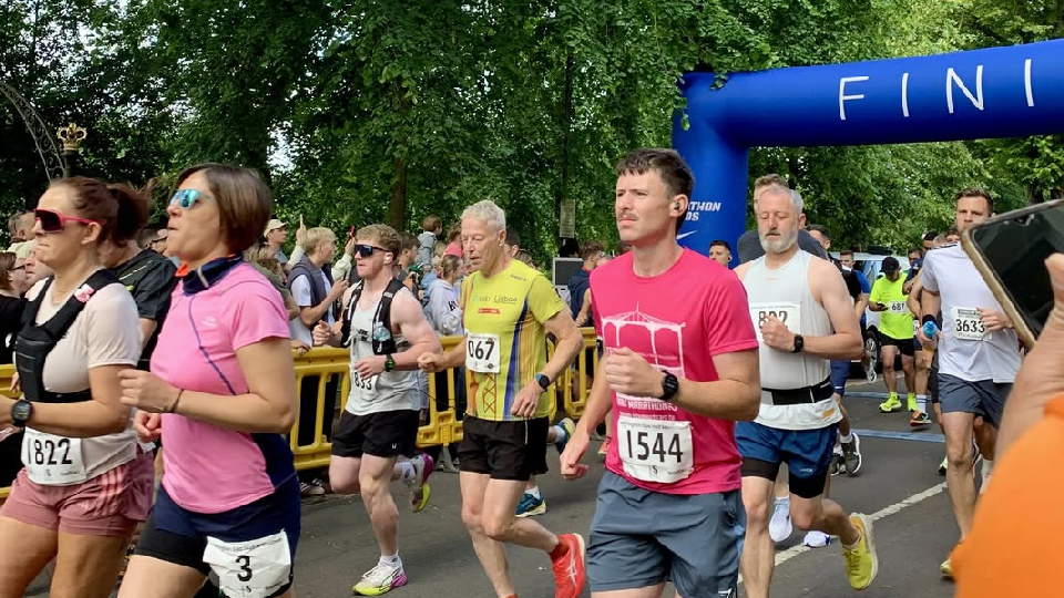 runners in a raceways event