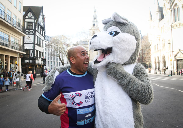 A haapy runner with mascot at London Winter Run 