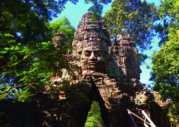 A dramatic stone carving at Anghor Wat